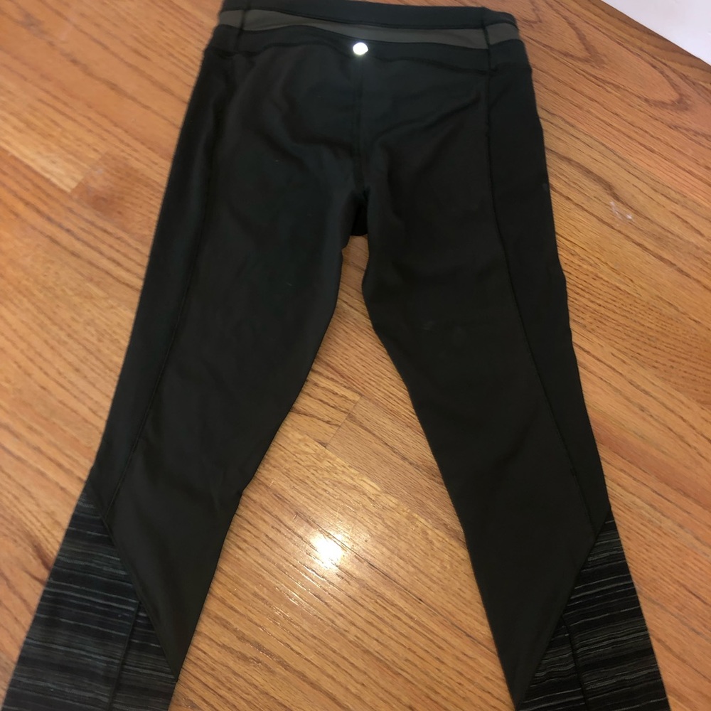 Size 4 lululemon cropped leggings! - Picture 4 of 8
